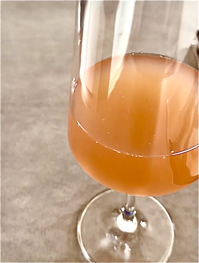 Nähr-dich-reich Drink in einem Stielglas halbvoll eingeschenkt auf grauer Keramikplatte