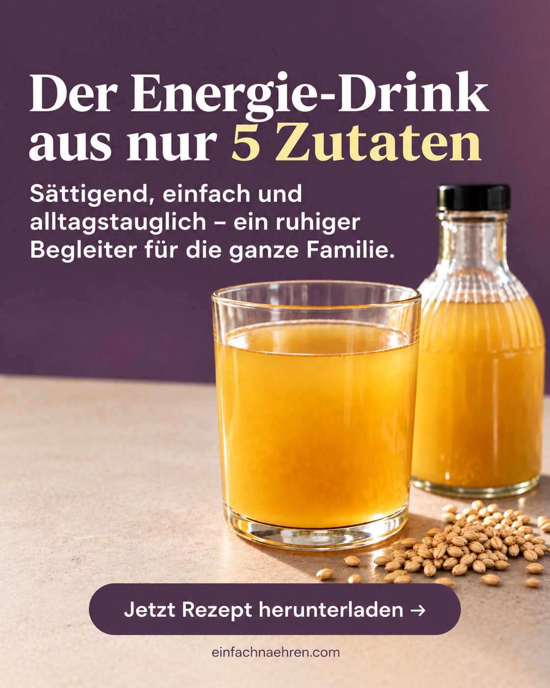Gerstendrink in Glas und Flasche, leuchtend orange und Gerstenkörner davor liegend.
